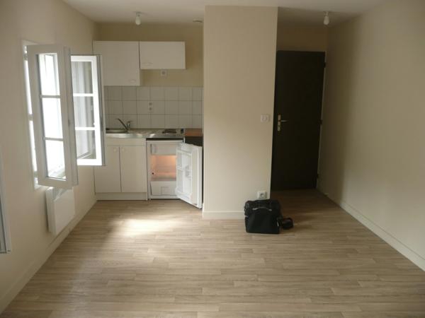Immeuble de rapport proposant 9 logements : 4 studio, 3 T2, 1 T1bis et un T3 avec vue sur patio