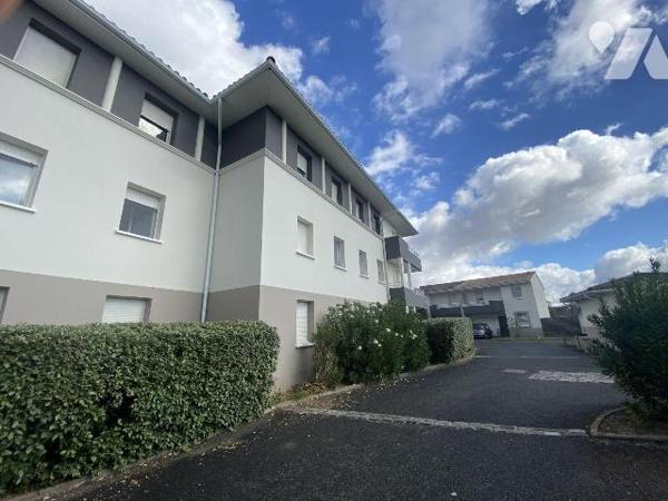 BEGLES limite TALENCE Bagatelle
Appartement dans résidence avec piscine 
Trés bon état double...