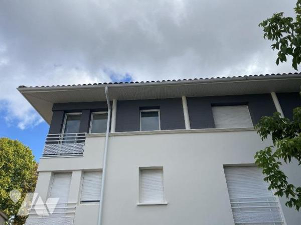BEGLES limite TALENCE Bagatelle
Appartement dans résidence avec piscine 
Trés bon état double...