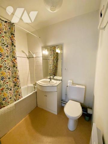 BEGLES limite TALENCE Bagatelle
Appartement dans résidence avec piscine 
Trés bon état double...