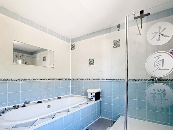 Maison
         6 pièces
        - 170 m² 860 000 € *