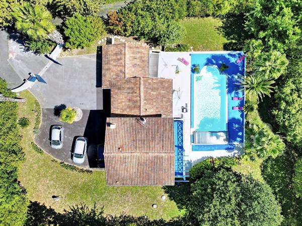 Maison
         6 pièces
        - 170 m² 860 000 € *