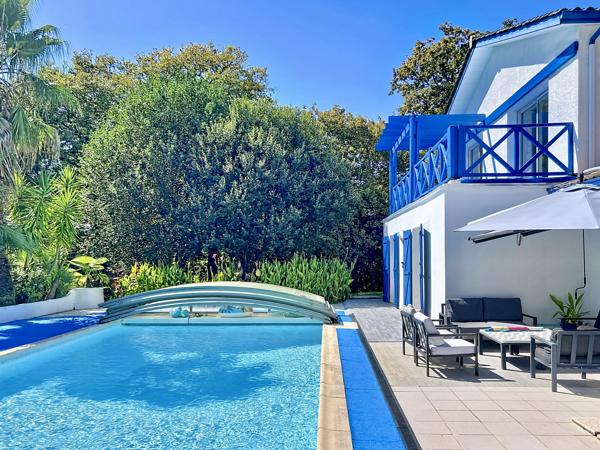 Maison
         6 pièces
        - 170 m² 860 000 € *