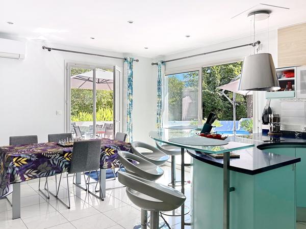 Maison
         6 pièces
        - 170 m² 860 000 € *