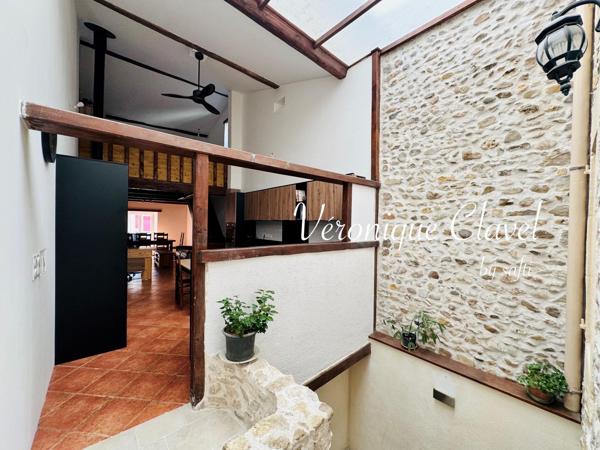 Maison de village  en pierre apparentes de 109m2 récemment rénovée avec patio et Garage de 40m2