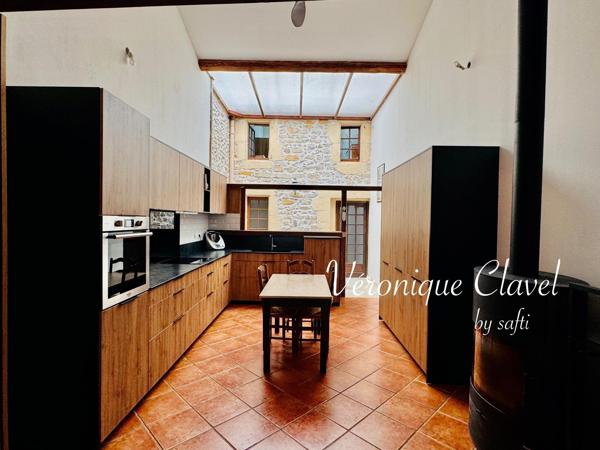 Maison de village  en pierre apparentes de 109m2 récemment rénovée avec patio et Garage de 40m2