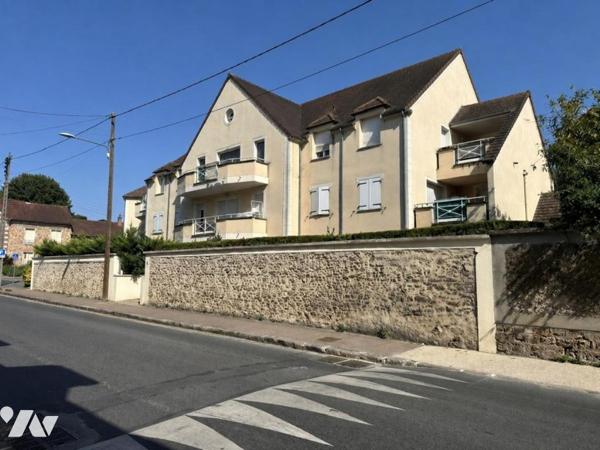 Appartement T 3 d'une superficie de 67.90 m² (loi carrez) avec un emplacement de parking extérieur. 