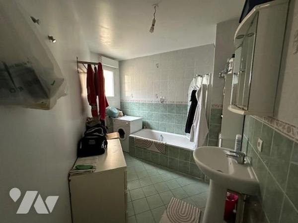 Appartement T 3 d'une superficie de 67.90 m² (loi carrez) avec un emplacement de parking extérieur. 