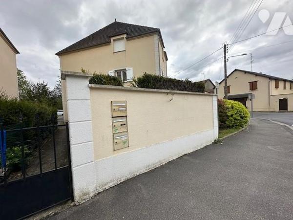 Appartement T 3 d'une superficie de 67.90 m² (loi carrez) avec un emplacement de parking extérieur. 