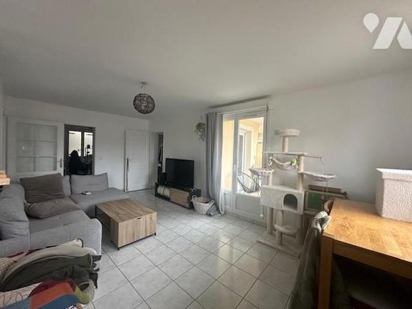 Appartement T 3 d'une superficie de 67.90 m² (loi carrez) avec un emplacement de parking extérieur. 