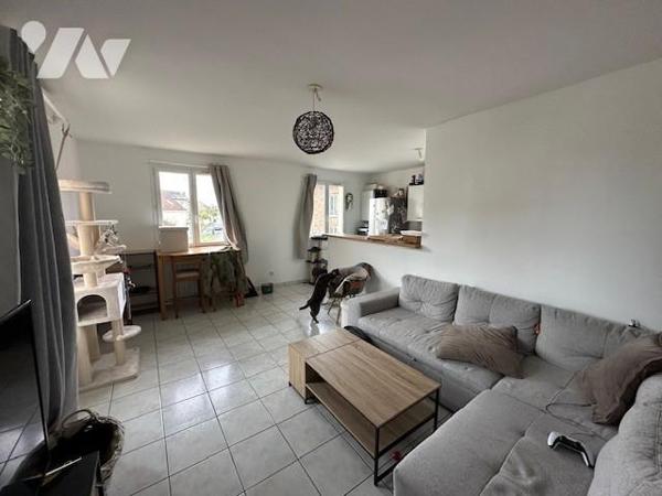 Appartement T 3 d'une superficie de 67.90 m² (loi carrez) avec un emplacement de parking extérieur. 