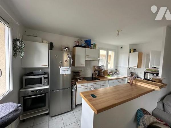 Appartement T 3 d'une superficie de 67.90 m² (loi carrez) avec un emplacement de parking extérieur. 