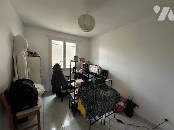 Appartement T 3 d'une superficie de 67.90 m² (loi carrez) avec un emplacement de parking extérieur. 