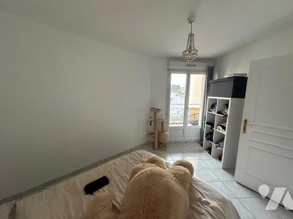 Appartement T 3 d'une superficie de 67.90 m² (loi carrez) avec un emplacement de parking extérieur. 
