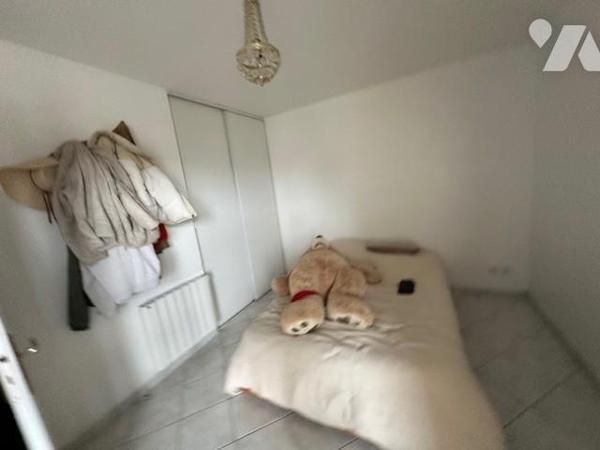 Appartement T 3 d'une superficie de 67.90 m² (loi carrez) avec un emplacement de parking extérieur. 