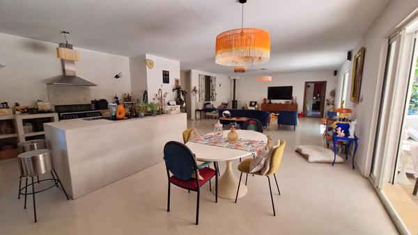 VENTABREN Villa de 164m2 de  plain-pied sur 3900 m2 de terrain avec pisicine
