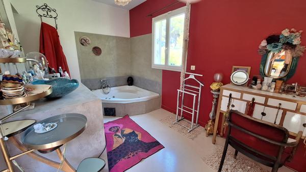 VENTABREN Villa de 164m2 de  plain-pied sur 3900 m2 de terrain avec pisicine