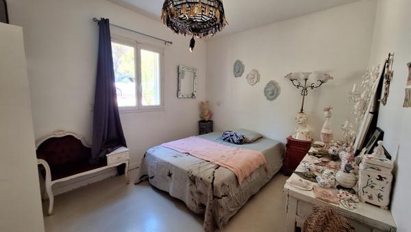 VENTABREN Villa de 164m2 de  plain-pied sur 3900 m2 de terrain avec pisicine