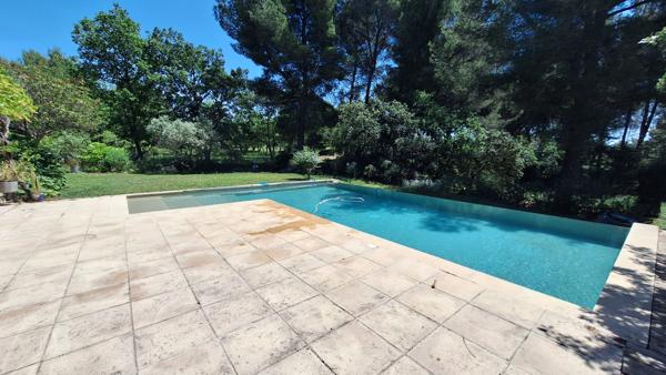 VENTABREN Villa de 164m2 de  plain-pied sur 3900 m2 de terrain avec pisicine
