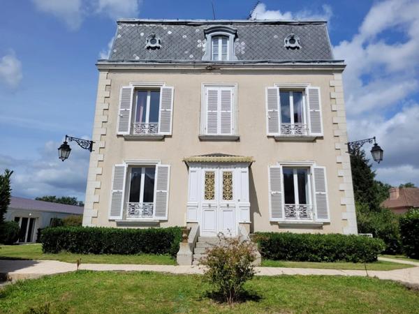 Maison de maître de 1860 agrémentée d'une grande salle de réception et d'un espace piscine