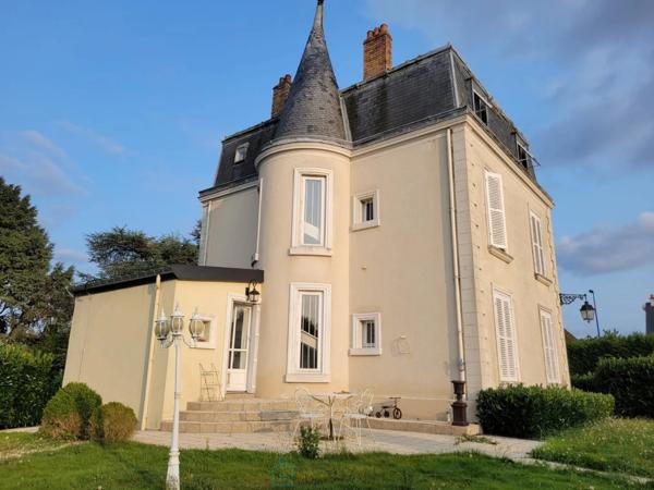Maison de maître de 1860 agrémentée d'une grande salle de réception et d'un espace piscine