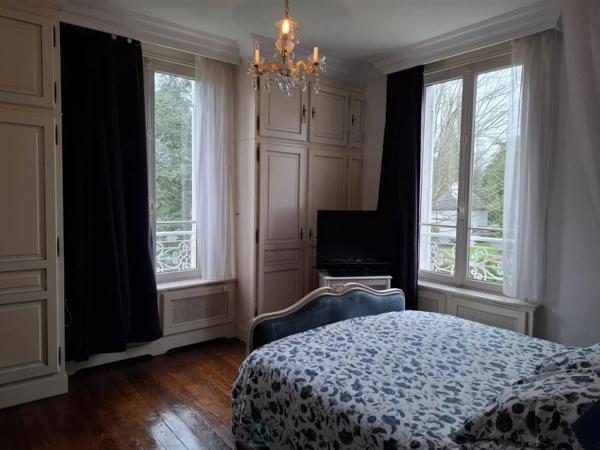 Maison de maître de 1860 agrémentée d'une grande salle de réception et d'un espace piscine