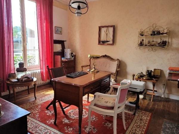 Maison de maître de 1860 agrémentée d'une grande salle de réception et d'un espace piscine