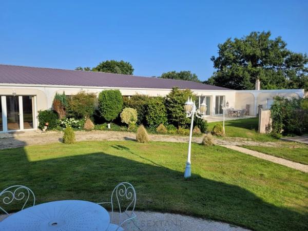 Maison de maître de 1860 agrémentée d'une grande salle de réception et d'un espace piscine