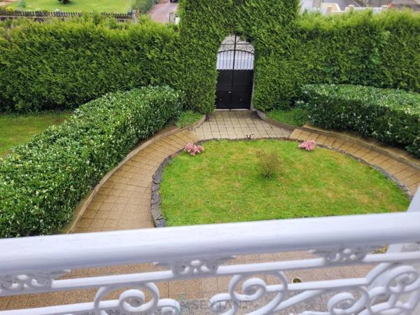 Maison de maître de 1860 agrémentée d'une grande salle de réception et d'un espace piscine