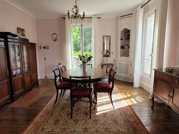 Maison de maître de 1860 agrémentée d'une grande salle de réception et d'un espace piscine