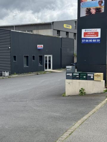 Local commercial Saint-Martin-des-Champs 241 m²