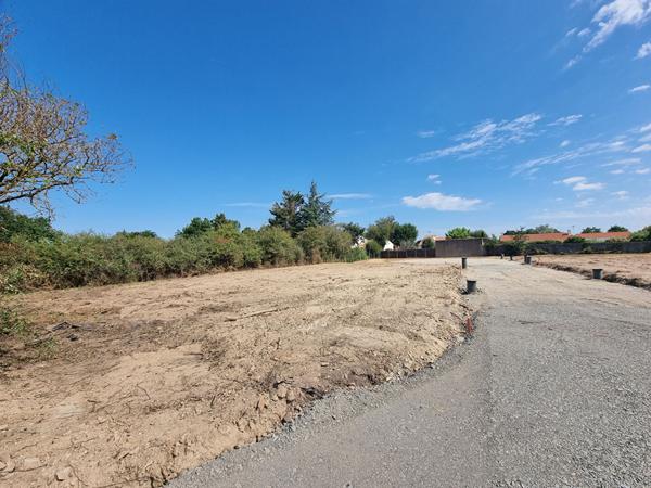 Terrain LE FENOUILLER proche commerces 359 m2