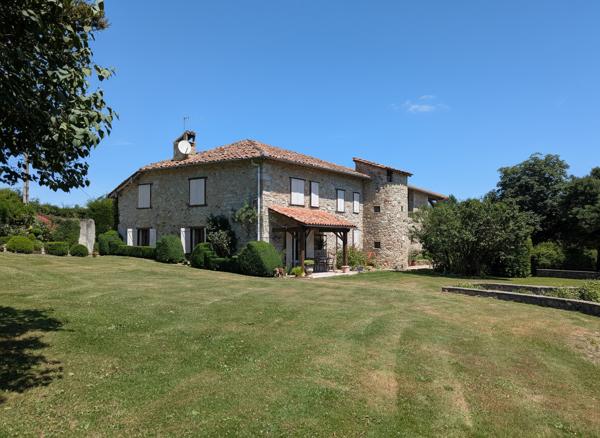 Demeure de caractère sur un domaine de 66 hectares au coeur des Pyrénées Ariégeoises Foix