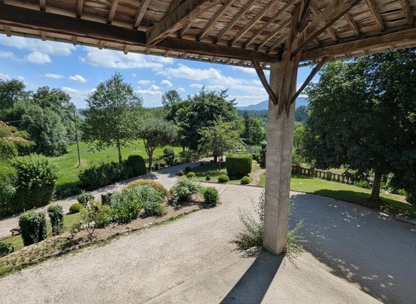 Demeure de caractère sur un domaine de 66 hectares au coeur des Pyrénées Ariégeoises Foix