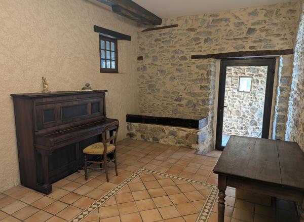 Demeure de caractère sur un domaine de 66 hectares au coeur des Pyrénées Ariégeoises Foix