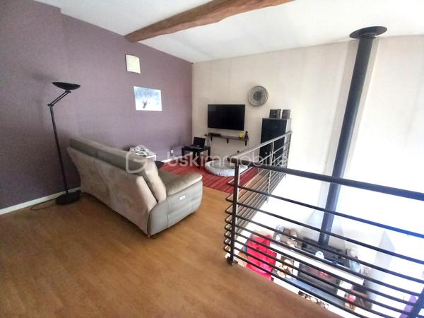 Exclusif ! Maison de 138m² sur 337m² de terrain proche de toutes les commodités. 
A 5 minutes de La Côte St André, 20 minutes du péage de Rives, à 30 minutes de Voiron et Bourgoin-Jallieu.
Vous accéderez à la maison par une cour desservant la cuisine ou le séjour selon vos envies.
La pièce de vie très lumineuse profite d'un plafond cathédrale avec mezzanine.
La grande cuisine moderne bénéficie d'un coin repas donnant sur la cour.
Depuis la cuisine vous accèderez à une buanderie offrant une sortie dans un jardin d'environ 100m² à l'arrière de la maison.
Au Rdc vous trouverez également une salle d'eau, un wc et un cellier.
A l'étage, la mezzanine vous offre un salon cosy vous permettant l'accès aux 3 chambres, au dressing, à la salle de bain et au wc.
La maison bénéficie de nombreuses dépendances dont une écurie et un 2ème bâtiment permettant de créer un second logement indépendant pour un éventuel revenu locatif !
Huisseries Double vitrage
Chauffage Gaz
Maison reliée au tout à l'égout.
N'hésitez pas à me contacter au 06 30 84 43 24 pour toute information complémentaire.