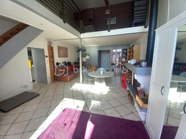 Exclusif ! Maison de 138m² sur 337m² de terrain proche de toutes les commodités. 
A 5 minutes de La Côte St André, 20 minutes du péage de Rives, à 30 minutes de Voiron et Bourgoin-Jallieu.
Vous accéderez à la maison par une cour desservant la cuisine ou le séjour selon vos envies.
La pièce de vie très lumineuse profite d'un plafond cathédrale avec mezzanine.
La grande cuisine moderne bénéficie d'un coin repas donnant sur la cour.
Depuis la cuisine vous accèderez à une buanderie offrant une sortie dans un jardin d'environ 100m² à l'arrière de la maison.
Au Rdc vous trouverez également une salle d'eau, un wc et un cellier.
A l'étage, la mezzanine vous offre un salon cosy vous permettant l'accès aux 3 chambres, au dressing, à la salle de bain et au wc.
La maison bénéficie de nombreuses dépendances dont une écurie et un 2ème bâtiment permettant de créer un second logement indépendant pour un éventuel revenu locatif !
Huisseries Double vitrage
Chauffage Gaz
Maison reliée au tout à l'égout.
N'hésitez pas à me contacter au 06 30 84 43 24 pour toute information complémentaire.