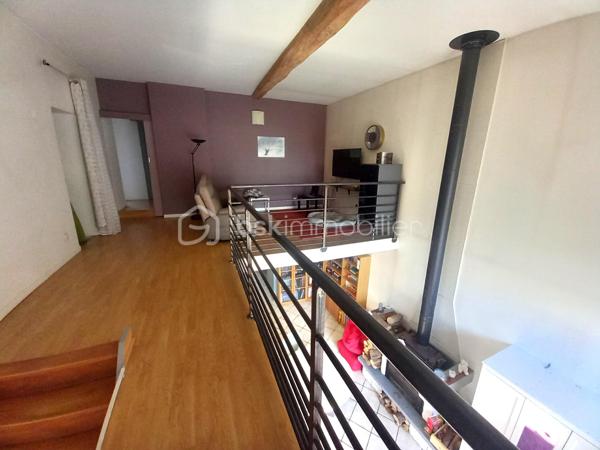 Exclusif ! Maison de 138m² sur 337m² de terrain proche de toutes les commodités. 
A 5 minutes de La Côte St André, 20 minutes du péage de Rives, à 30 minutes de Voiron et Bourgoin-Jallieu.
Vous accéderez à la maison par une cour desservant la cuisine ou le séjour selon vos envies.
La pièce de vie très lumineuse profite d'un plafond cathédrale avec mezzanine.
La grande cuisine moderne bénéficie d'un coin repas donnant sur la cour.
Depuis la cuisine vous accèderez à une buanderie offrant une sortie dans un jardin d'environ 100m² à l'arrière de la maison.
Au Rdc vous trouverez également une salle d'eau, un wc et un cellier.
A l'étage, la mezzanine vous offre un salon cosy vous permettant l'accès aux 3 chambres, au dressing, à la salle de bain et au wc.
La maison bénéficie de nombreuses dépendances dont une écurie et un 2ème bâtiment permettant de créer un second logement indépendant pour un éventuel revenu locatif !
Huisseries Double vitrage
Chauffage Gaz
Maison reliée au tout à l'égout.
N'hésitez pas à me contacter au 06 30 84 43 24 pour toute information complémentaire.