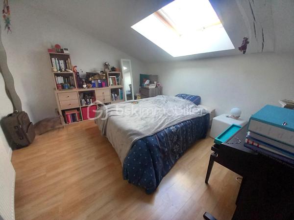 Exclusif ! Maison de 138m² sur 337m² de terrain proche de toutes les commodités. 
A 5 minutes de La Côte St André, 20 minutes du péage de Rives, à 30 minutes de Voiron et Bourgoin-Jallieu.
Vous accéderez à la maison par une cour desservant la cuisine ou le séjour selon vos envies.
La pièce de vie très lumineuse profite d'un plafond cathédrale avec mezzanine.
La grande cuisine moderne bénéficie d'un coin repas donnant sur la cour.
Depuis la cuisine vous accèderez à une buanderie offrant une sortie dans un jardin d'environ 100m² à l'arrière de la maison.
Au Rdc vous trouverez également une salle d'eau, un wc et un cellier.
A l'étage, la mezzanine vous offre un salon cosy vous permettant l'accès aux 3 chambres, au dressing, à la salle de bain et au wc.
La maison bénéficie de nombreuses dépendances dont une écurie et un 2ème bâtiment permettant de créer un second logement indépendant pour un éventuel revenu locatif !
Huisseries Double vitrage
Chauffage Gaz
Maison reliée au tout à l'égout.
N'hésitez pas à me contacter au 06 30 84 43 24 pour toute information complémentaire.