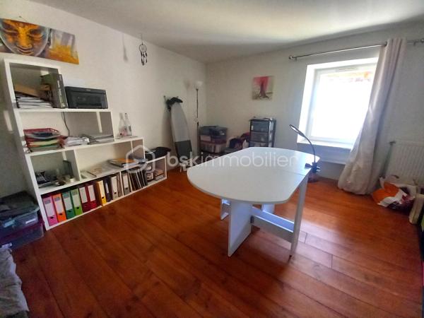 Exclusif ! Maison de 138m² sur 337m² de terrain proche de toutes les commodités. 
A 5 minutes de La Côte St André, 20 minutes du péage de Rives, à 30 minutes de Voiron et Bourgoin-Jallieu.
Vous accéderez à la maison par une cour desservant la cuisine ou le séjour selon vos envies.
La pièce de vie très lumineuse profite d'un plafond cathédrale avec mezzanine.
La grande cuisine moderne bénéficie d'un coin repas donnant sur la cour.
Depuis la cuisine vous accèderez à une buanderie offrant une sortie dans un jardin d'environ 100m² à l'arrière de la maison.
Au Rdc vous trouverez également une salle d'eau, un wc et un cellier.
A l'étage, la mezzanine vous offre un salon cosy vous permettant l'accès aux 3 chambres, au dressing, à la salle de bain et au wc.
La maison bénéficie de nombreuses dépendances dont une écurie et un 2ème bâtiment permettant de créer un second logement indépendant pour un éventuel revenu locatif !
Huisseries Double vitrage
Chauffage Gaz
Maison reliée au tout à l'égout.
N'hésitez pas à me contacter au 06 30 84 43 24 pour toute information complémentaire.