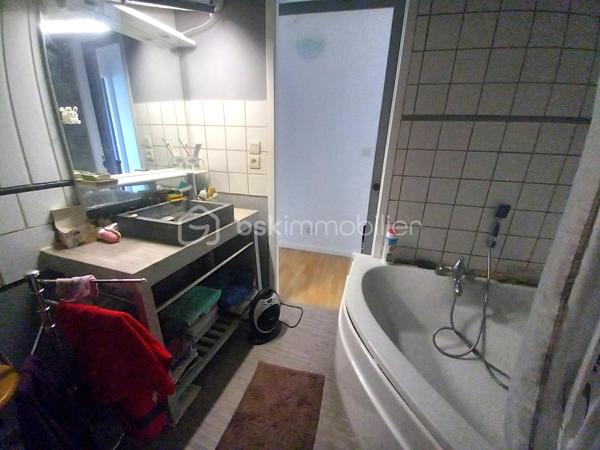 Exclusif ! Maison de 138m² sur 337m² de terrain proche de toutes les commodités. 
A 5 minutes de La Côte St André, 20 minutes du péage de Rives, à 30 minutes de Voiron et Bourgoin-Jallieu.
Vous accéderez à la maison par une cour desservant la cuisine ou le séjour selon vos envies.
La pièce de vie très lumineuse profite d'un plafond cathédrale avec mezzanine.
La grande cuisine moderne bénéficie d'un coin repas donnant sur la cour.
Depuis la cuisine vous accèderez à une buanderie offrant une sortie dans un jardin d'environ 100m² à l'arrière de la maison.
Au Rdc vous trouverez également une salle d'eau, un wc et un cellier.
A l'étage, la mezzanine vous offre un salon cosy vous permettant l'accès aux 3 chambres, au dressing, à la salle de bain et au wc.
La maison bénéficie de nombreuses dépendances dont une écurie et un 2ème bâtiment permettant de créer un second logement indépendant pour un éventuel revenu locatif !
Huisseries Double vitrage
Chauffage Gaz
Maison reliée au tout à l'égout.
N'hésitez pas à me contacter au 06 30 84 43 24 pour toute information complémentaire.