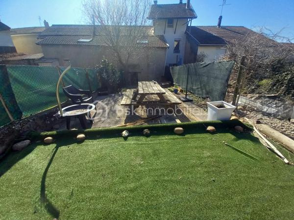 Exclusif ! Maison de 138m² sur 337m² de terrain proche de toutes les commodités. 
A 5 minutes de La Côte St André, 20 minutes du péage de Rives, à 30 minutes de Voiron et Bourgoin-Jallieu.
Vous accéderez à la maison par une cour desservant la cuisine ou le séjour selon vos envies.
La pièce de vie très lumineuse profite d'un plafond cathédrale avec mezzanine.
La grande cuisine moderne bénéficie d'un coin repas donnant sur la cour.
Depuis la cuisine vous accèderez à une buanderie offrant une sortie dans un jardin d'environ 100m² à l'arrière de la maison.
Au Rdc vous trouverez également une salle d'eau, un wc et un cellier.
A l'étage, la mezzanine vous offre un salon cosy vous permettant l'accès aux 3 chambres, au dressing, à la salle de bain et au wc.
La maison bénéficie de nombreuses dépendances dont une écurie et un 2ème bâtiment permettant de créer un second logement indépendant pour un éventuel revenu locatif !
Huisseries Double vitrage
Chauffage Gaz
Maison reliée au tout à l'égout.
N'hésitez pas à me contacter au 06 30 84 43 24 pour toute information complémentaire.