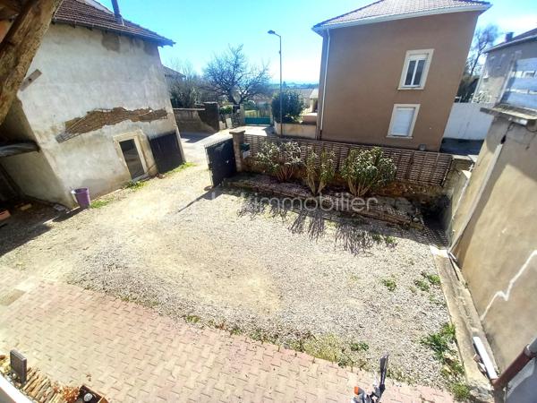 Exclusif ! Maison de 138m² sur 337m² de terrain proche de toutes les commodités. 
A 5 minutes de La Côte St André, 20 minutes du péage de Rives, à 30 minutes de Voiron et Bourgoin-Jallieu.
Vous accéderez à la maison par une cour desservant la cuisine ou le séjour selon vos envies.
La pièce de vie très lumineuse profite d'un plafond cathédrale avec mezzanine.
La grande cuisine moderne bénéficie d'un coin repas donnant sur la cour.
Depuis la cuisine vous accèderez à une buanderie offrant une sortie dans un jardin d'environ 100m² à l'arrière de la maison.
Au Rdc vous trouverez également une salle d'eau, un wc et un cellier.
A l'étage, la mezzanine vous offre un salon cosy vous permettant l'accès aux 3 chambres, au dressing, à la salle de bain et au wc.
La maison bénéficie de nombreuses dépendances dont une écurie et un 2ème bâtiment permettant de créer un second logement indépendant pour un éventuel revenu locatif !
Huisseries Double vitrage
Chauffage Gaz
Maison reliée au tout à l'égout.
N'hésitez pas à me contacter au 06 30 84 43 24 pour toute information complémentaire.