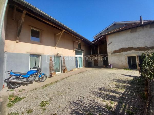 Exclusif ! Maison de 138m² sur 337m² de terrain proche de toutes les commodités. 
A 5 minutes de La Côte St André, 20 minutes du péage de Rives, à 30 minutes de Voiron et Bourgoin-Jallieu.
Vous accéderez à la maison par une cour desservant la cuisine ou le séjour selon vos envies.
La pièce de vie très lumineuse profite d'un plafond cathédrale avec mezzanine.
La grande cuisine moderne bénéficie d'un coin repas donnant sur la cour.
Depuis la cuisine vous accèderez à une buanderie offrant une sortie dans un jardin d'environ 100m² à l'arrière de la maison.
Au Rdc vous trouverez également une salle d'eau, un wc et un cellier.
A l'étage, la mezzanine vous offre un salon cosy vous permettant l'accès aux 3 chambres, au dressing, à la salle de bain et au wc.
La maison bénéficie de nombreuses dépendances dont une écurie et un 2ème bâtiment permettant de créer un second logement indépendant pour un éventuel revenu locatif !
Huisseries Double vitrage
Chauffage Gaz
Maison reliée au tout à l'égout.
N'hésitez pas à me contacter au 06 30 84 43 24 pour toute information complémentaire.