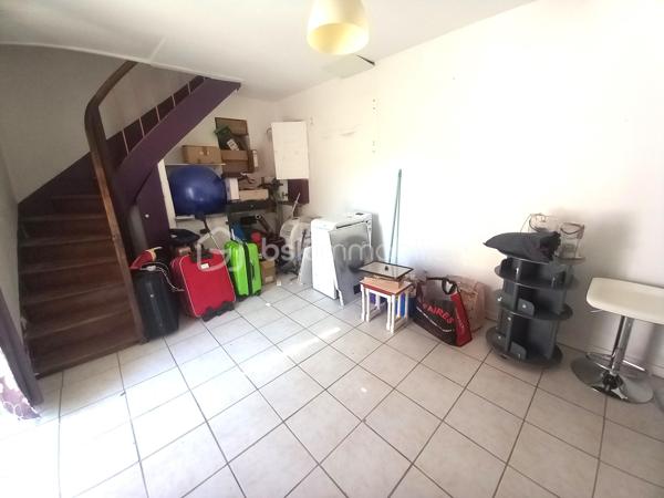 Exclusif ! Maison de 138m² sur 337m² de terrain proche de toutes les commodités. 
A 5 minutes de La Côte St André, 20 minutes du péage de Rives, à 30 minutes de Voiron et Bourgoin-Jallieu.
Vous accéderez à la maison par une cour desservant la cuisine ou le séjour selon vos envies.
La pièce de vie très lumineuse profite d'un plafond cathédrale avec mezzanine.
La grande cuisine moderne bénéficie d'un coin repas donnant sur la cour.
Depuis la cuisine vous accèderez à une buanderie offrant une sortie dans un jardin d'environ 100m² à l'arrière de la maison.
Au Rdc vous trouverez également une salle d'eau, un wc et un cellier.
A l'étage, la mezzanine vous offre un salon cosy vous permettant l'accès aux 3 chambres, au dressing, à la salle de bain et au wc.
La maison bénéficie de nombreuses dépendances dont une écurie et un 2ème bâtiment permettant de créer un second logement indépendant pour un éventuel revenu locatif !
Huisseries Double vitrage
Chauffage Gaz
Maison reliée au tout à l'égout.
N'hésitez pas à me contacter au 06 30 84 43 24 pour toute information complémentaire.