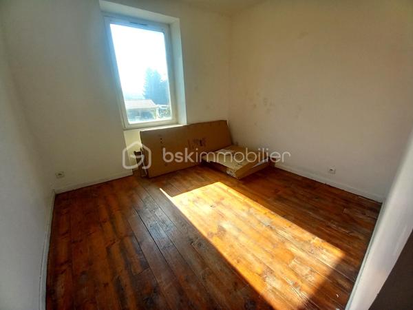 Exclusif ! Maison de 138m² sur 337m² de terrain proche de toutes les commodités. 
A 5 minutes de La Côte St André, 20 minutes du péage de Rives, à 30 minutes de Voiron et Bourgoin-Jallieu.
Vous accéderez à la maison par une cour desservant la cuisine ou le séjour selon vos envies.
La pièce de vie très lumineuse profite d'un plafond cathédrale avec mezzanine.
La grande cuisine moderne bénéficie d'un coin repas donnant sur la cour.
Depuis la cuisine vous accèderez à une buanderie offrant une sortie dans un jardin d'environ 100m² à l'arrière de la maison.
Au Rdc vous trouverez également une salle d'eau, un wc et un cellier.
A l'étage, la mezzanine vous offre un salon cosy vous permettant l'accès aux 3 chambres, au dressing, à la salle de bain et au wc.
La maison bénéficie de nombreuses dépendances dont une écurie et un 2ème bâtiment permettant de créer un second logement indépendant pour un éventuel revenu locatif !
Huisseries Double vitrage
Chauffage Gaz
Maison reliée au tout à l'égout.
N'hésitez pas à me contacter au 06 30 84 43 24 pour toute information complémentaire.