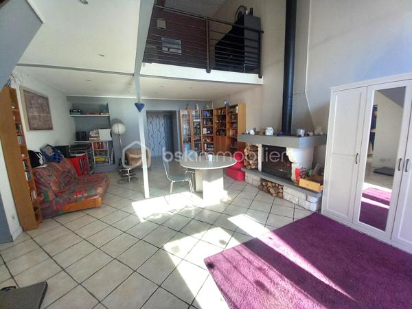 Exclusif ! Maison de 138m² sur 337m² de terrain proche de toutes les commodités. 
A 5 minutes de La Côte St André, 20 minutes du péage de Rives, à 30 minutes de Voiron et Bourgoin-Jallieu.
Vous accéderez à la maison par une cour desservant la cuisine ou le séjour selon vos envies.
La pièce de vie très lumineuse profite d'un plafond cathédrale avec mezzanine.
La grande cuisine moderne bénéficie d'un coin repas donnant sur la cour.
Depuis la cuisine vous accèderez à une buanderie offrant une sortie dans un jardin d'environ 100m² à l'arrière de la maison.
Au Rdc vous trouverez également une salle d'eau, un wc et un cellier.
A l'étage, la mezzanine vous offre un salon cosy vous permettant l'accès aux 3 chambres, au dressing, à la salle de bain et au wc.
La maison bénéficie de nombreuses dépendances dont une écurie et un 2ème bâtiment permettant de créer un second logement indépendant pour un éventuel revenu locatif !
Huisseries Double vitrage
Chauffage Gaz
Maison reliée au tout à l'égout.
N'hésitez pas à me contacter au 06 30 84 43 24 pour toute information complémentaire.