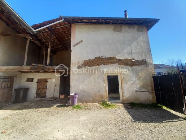 Exclusif ! Maison de 138m² sur 337m² de terrain proche de toutes les commodités. 
A 5 minutes de La Côte St André, 20 minutes du péage de Rives, à 30 minutes de Voiron et Bourgoin-Jallieu.
Vous accéderez à la maison par une cour desservant la cuisine ou le séjour selon vos envies.
La pièce de vie très lumineuse profite d'un plafond cathédrale avec mezzanine.
La grande cuisine moderne bénéficie d'un coin repas donnant sur la cour.
Depuis la cuisine vous accèderez à une buanderie offrant une sortie dans un jardin d'environ 100m² à l'arrière de la maison.
Au Rdc vous trouverez également une salle d'eau, un wc et un cellier.
A l'étage, la mezzanine vous offre un salon cosy vous permettant l'accès aux 3 chambres, au dressing, à la salle de bain et au wc.
La maison bénéficie de nombreuses dépendances dont une écurie et un 2ème bâtiment permettant de créer un second logement indépendant pour un éventuel revenu locatif !
Huisseries Double vitrage
Chauffage Gaz
Maison reliée au tout à l'égout.
N'hésitez pas à me contacter au 06 30 84 43 24 pour toute information complémentaire.