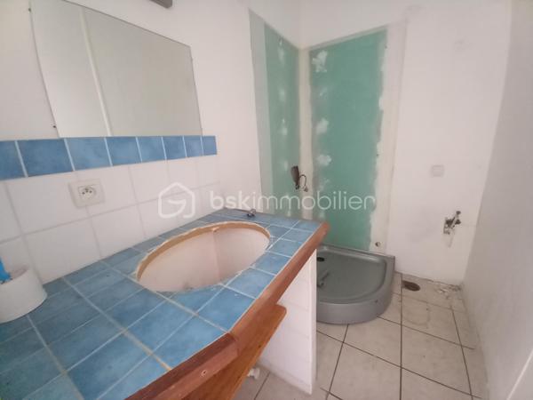 Exclusif ! Maison de 138m² sur 337m² de terrain proche de toutes les commodités. 
A 5 minutes de La Côte St André, 20 minutes du péage de Rives, à 30 minutes de Voiron et Bourgoin-Jallieu.
Vous accéderez à la maison par une cour desservant la cuisine ou le séjour selon vos envies.
La pièce de vie très lumineuse profite d'un plafond cathédrale avec mezzanine.
La grande cuisine moderne bénéficie d'un coin repas donnant sur la cour.
Depuis la cuisine vous accèderez à une buanderie offrant une sortie dans un jardin d'environ 100m² à l'arrière de la maison.
Au Rdc vous trouverez également une salle d'eau, un wc et un cellier.
A l'étage, la mezzanine vous offre un salon cosy vous permettant l'accès aux 3 chambres, au dressing, à la salle de bain et au wc.
La maison bénéficie de nombreuses dépendances dont une écurie et un 2ème bâtiment permettant de créer un second logement indépendant pour un éventuel revenu locatif !
Huisseries Double vitrage
Chauffage Gaz
Maison reliée au tout à l'égout.
N'hésitez pas à me contacter au 06 30 84 43 24 pour toute information complémentaire.