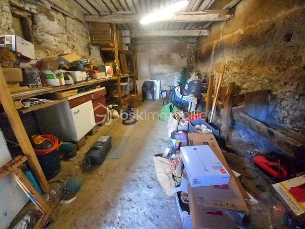 Exclusif ! Maison de 138m² sur 337m² de terrain proche de toutes les commodités. 
A 5 minutes de La Côte St André, 20 minutes du péage de Rives, à 30 minutes de Voiron et Bourgoin-Jallieu.
Vous accéderez à la maison par une cour desservant la cuisine ou le séjour selon vos envies.
La pièce de vie très lumineuse profite d'un plafond cathédrale avec mezzanine.
La grande cuisine moderne bénéficie d'un coin repas donnant sur la cour.
Depuis la cuisine vous accèderez à une buanderie offrant une sortie dans un jardin d'environ 100m² à l'arrière de la maison.
Au Rdc vous trouverez également une salle d'eau, un wc et un cellier.
A l'étage, la mezzanine vous offre un salon cosy vous permettant l'accès aux 3 chambres, au dressing, à la salle de bain et au wc.
La maison bénéficie de nombreuses dépendances dont une écurie et un 2ème bâtiment permettant de créer un second logement indépendant pour un éventuel revenu locatif !
Huisseries Double vitrage
Chauffage Gaz
Maison reliée au tout à l'égout.
N'hésitez pas à me contacter au 06 30 84 43 24 pour toute information complémentaire.